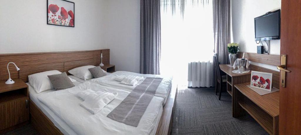 Hotel Restavracija In Prenocisca Carda à Martjanci Extérieur photo