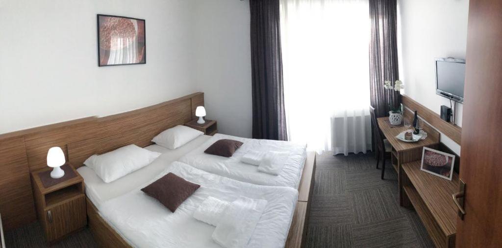 Hotel Restavracija In Prenocisca Carda à Martjanci Extérieur photo